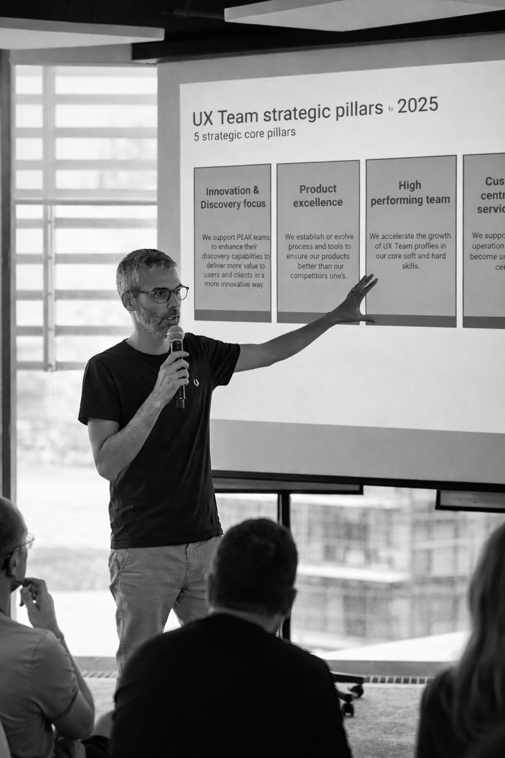 Víctor Solà speaking at a design leadership conference